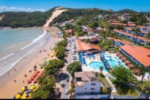 een luchtzicht op een strand en een resort bij D Beach Resort in Natal