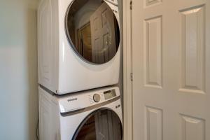 Una lavadora y secadora con un espejo encima. en California Midterm Rental with Fenced Yard!, en Tracy