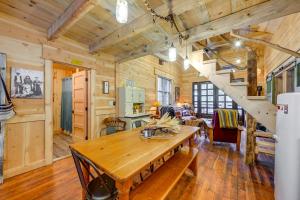 une salle à manger avec une table en bois et un escalier dans l'établissement Enchanting Creekside Cabin Near Kings Canyon Park!, à Badger
