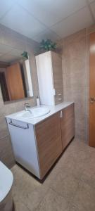 Et badeværelse på APARTAMENTO JABALON