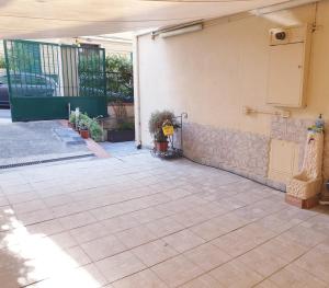 un patio vuoto con un muro e un tavolo di La Casa di Argo Acquario di Genova, Parcheggio Gratuito, Stazione Sestri a Genova