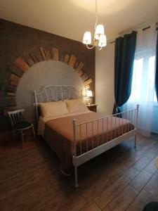 1 dormitorio con 1 cama grande y pared de ladrillo en B&B PLANO DE LACZARULO en Acciaroli