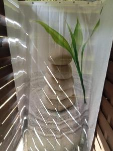 un jarrón con una planta en una ventana en tente nature, en Plouray