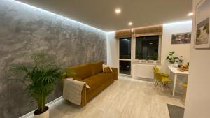 un soggiorno con divano e cucina di Apartament nad jeziorem a Przemyśl