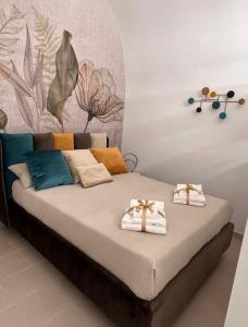 オストゥーニにあるLa maison de Roseのベッド1台(タオル2枚付)が備わる客室です。