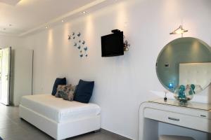 TV a/nebo společenská místnost v ubytování Dafni studios no6 + 4 fotografie