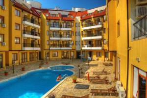 Bazén v ubytování EGGO APARTMENT - Oasis Beach Apartments Kamchia nebo v jeho okolí + 10 fotografií