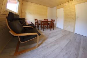 ein Wohnzimmer mit einem Stuhl und einem Tisch in der Unterkunft Gwda24 in Stare Wierzchowo