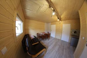 Draufsicht auf ein Zimmer in einem Minihaus in der Unterkunft Gwda24 in Stare Wierzchowo