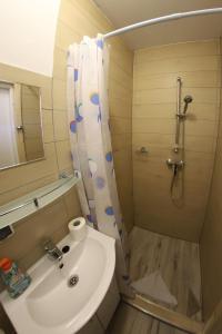 ein Badezimmer mit Dusche, Toilette und Waschbecken in der Unterkunft Gwda24 in Stare Wierzchowo + 27 Fotos