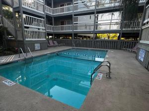 ein Schwimmbad in der Mitte eines Gebäudes in der Unterkunft C Level Condo in Myrtle Beach
