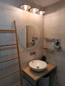La salle de bains est pourvue d'un lavabo et d'un miroir. dans l'établissement Ferragood House - Historic Center, à Ferragudo