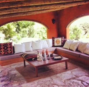 a living room with a couch and a coffee table at Herdade da Negrita in Santo Aleixo