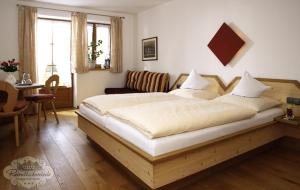 Postel nebo postele na pokoji v ubytování Landgasthof - Hotel Reindlschmiede