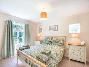 Кровать или кровати в номере Jackdaw Cottage
