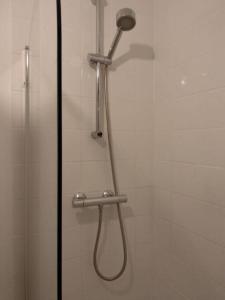 La salle de bains est pourvue d'une douche avec un pommeau de douche. dans l'établissement Entire 2 bed apartment - Up to 4 guest - 10 min from station and town centre, à Wokingham