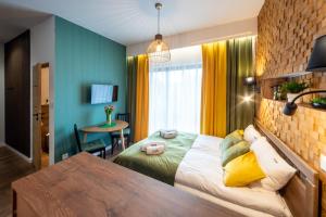 Un pat sau paturi într-o cameră la Pokoje, Noclegi, Apartamenty Dune Resort Łeba