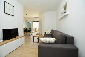 Televízia a/alebo spoločenská miestnosť v ubytovaní Apartments Villa Tećo mit Pool