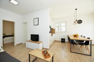 Televízia a/alebo spoločenská miestnosť v ubytovaní Apartments Villa Tećo mit Pool