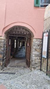 una entrada a un edificio con una puerta abierta en Il Rifugio sul Golfo, en Tellaro