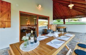 una sala da pranzo con tavolo in legno e bicchieri da vino di Beautiful Home In Glina With Sauna a Donje Taborište