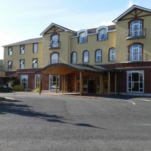 ein leerer Parkplatz vor einem Gebäude in der Unterkunft Woodlands Hotel & Leisure Centre in Waterford