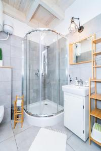 a bathroom with a shower and a sink at DOMEK LUKSUSOWY KASZUBSKA OSTOJA in Barkocin +25 photos