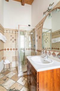 La salle de bains est pourvue d'un lavabo et d'une douche. dans l'établissement Agriturismo Porcaloca, à Casale sul Sile