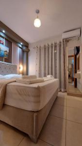 een slaapkamer met een groot bed in een kamer bij Modern Apartment Kallithea 2 in Kallithea