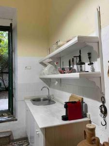 eine Küche mit einer Spüle und einer Arbeitsplatte in der Unterkunft Real Fundición de Alcora in Canjáyar