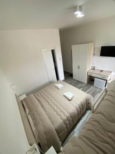 - une chambre avec un lit et 2 serviettes dans l'établissement Accommodetion "Mare Grande", à Tropea