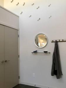 Et badeværelse på Modern Capitol Hill Studio Steps to Volunteer Park