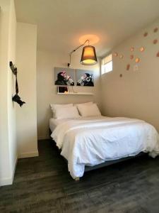 sypialnia z dużym białym łóżkiem w pokoju w obiekcie Modern Capitol Hill Studio Steps to Volunteer Park w mieście Seattle