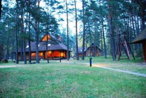 une cabane en rondins au milieu d'une forêt dans l'établissement Guest House Zimmerfrei, à Kadaga