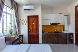 - une cuisine avec un lit et une table dans une chambre dans l'établissement Le House Hotel and Studio, à Đà Nẵng