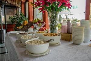 una mesa con tazones y platos de comida. en Glorieta Hotel, en Sucre