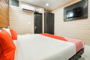 Ein Bett oder Betten in einem Zimmer der Unterkunft Flagship Hotel Second Paradise