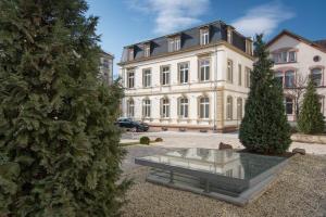 un gran edificio con un banco delante en Boardinghouse Luise 5 en Heidelberg