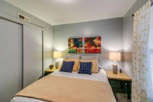 Postel nebo postele na pokoji v ubytování The Lofts of Downtown (540 N 2nd St, #304)