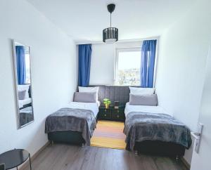 Llit o llits en una habitació de Modern flat with elevator/balcony/parking