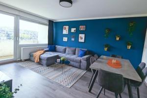 een woonkamer met een bank en een tafel bij Modern flat with elevator/balcony/parking in Hagen