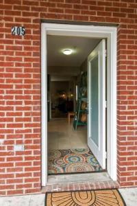 una puerta abierta a un edificio de ladrillo con una alfombra en Brickyard On 2nd 205 In Downtown Clarksville en Clarksville