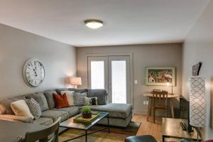 The Lofts of Downtown (540 N 2nd St, #205)にあるシーティングエリア