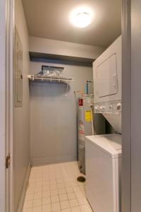 Nhà bếp/bếp nhỏ tại Lofts 104 - Comfortable 2 Bedroom Family Condo