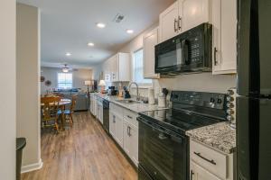 Η κουζίνα ή μικρή κουζίνα στο Downtown Duo on Franklin (1010 Franklin St)