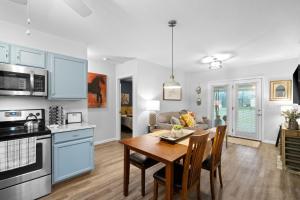 Kuchyň nebo kuchyňský kout v ubytování Cozy Contemporary Cottage With Lit Covered Patio