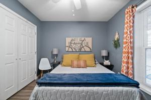 Postel nebo postele na pokoji v ubytování Cozy Contemporary Cottage With Lit Covered Patio