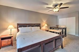 um quarto com uma cama grande e uma ventoinha de tecto em Convenient Pinetop Apt, 1-2 Mi To Golfing! em Indian Pine