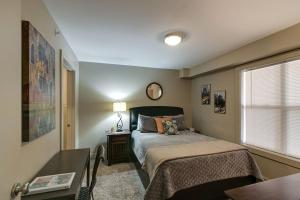 1 dormitorio con cama, mesa y ventana en Lofts 106 - One Bedroom Downtown Apartment en Clarksville