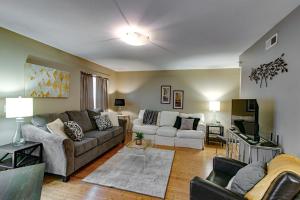 sala de estar con sofá y TV en Lofts 106 - One Bedroom Downtown Apartment en Clarksville